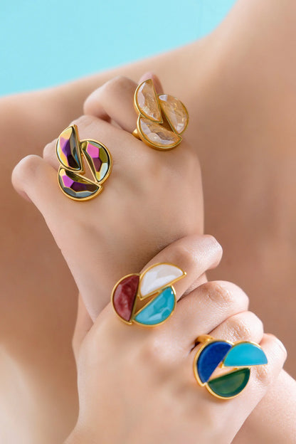 O Anel Impacto com Cristal Multicolorido em Banho de Ouro 18K celebra a máxima expressão da forma na coleção. É uma joia de forte presença, onde a lapidação exuberante do cristal atrai todos os olhares. O Cristal Multicolorido simboliza alegria, harmonia e renovação, sendo ideal para quem busca elevar o astral e a criatividade. Com seu design volumoso e lapidação facetada, esta peça é perfeita para quem deseja expressar ousadia e modernidade em ocasiões que pedem destaque.