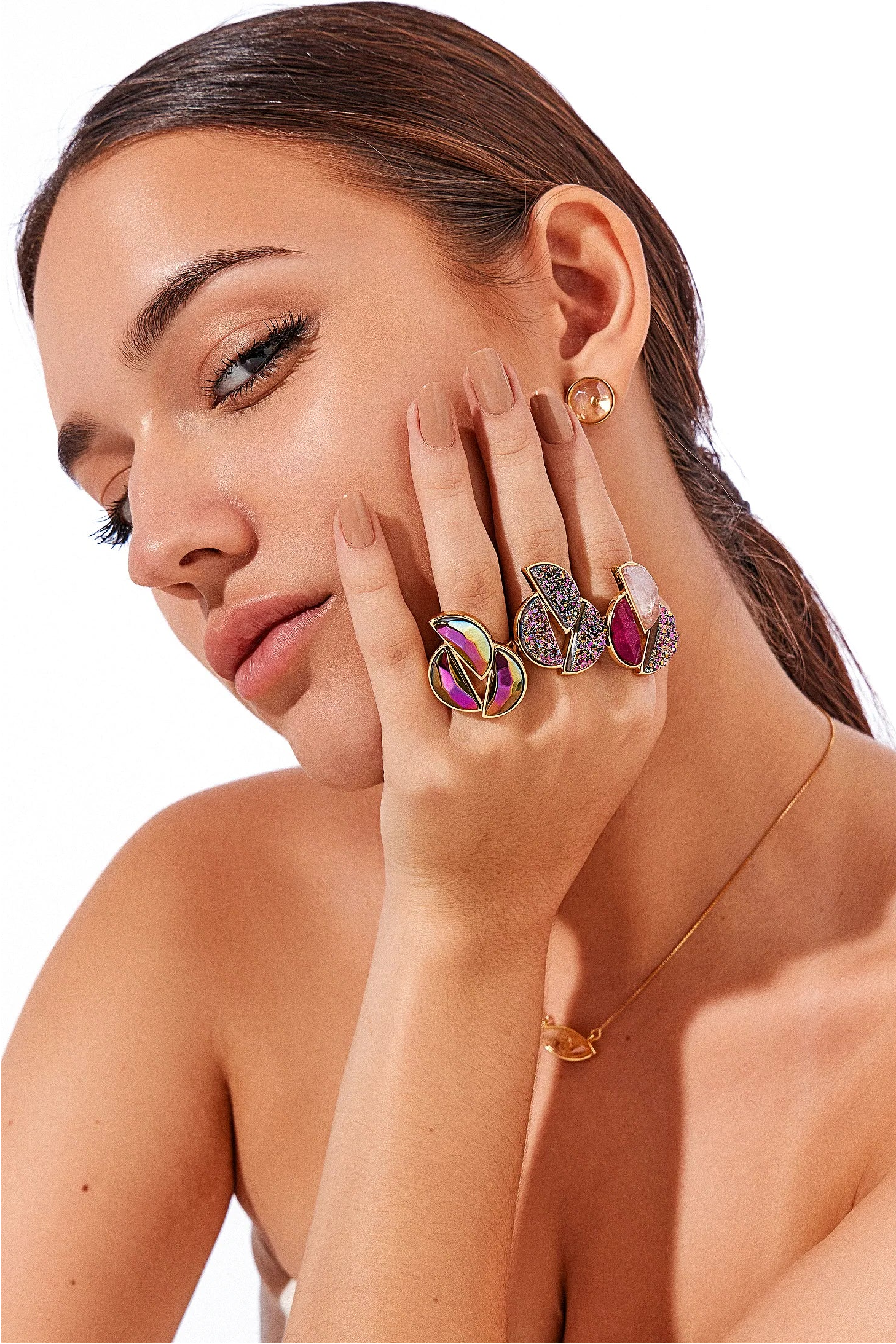 O Anel Impacto com Cristal Multicolorido em Banho de Ouro 18K celebra a máxima expressão da forma na coleção. É uma joia de forte presença, onde a lapidação exuberante do cristal atrai todos os olhares. O Cristal Multicolorido simboliza alegria, harmonia e renovação, sendo ideal para quem busca elevar o astral e a criatividade. Com seu design volumoso e lapidação facetada, esta peça é perfeita para quem deseja expressar ousadia e modernidade em ocasiões que pedem destaque.