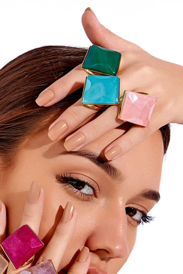 O Anel Lírio Ágata Azul Céu tem como inspiração a flor de mesmo nome, que traz proteção e respeito, fortalece a inteligência e é sinônimo de pureza da alma.