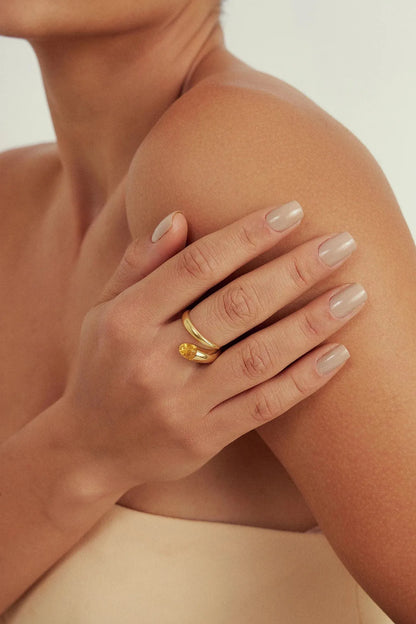 Use o Anel Momento com Citrino em Banho de Ouro 18K para atrair dinheiro e prosperidade, adicionando um toque de luxo e energia ao seu estilo.