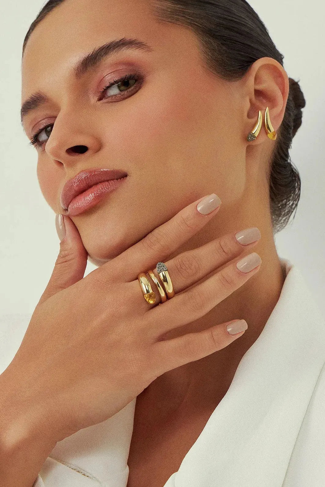 Use o Anel Momento com Citrino em Banho de Ouro 18K para atrair dinheiro e prosperidade, adicionando um toque de luxo e energia ao seu estilo.