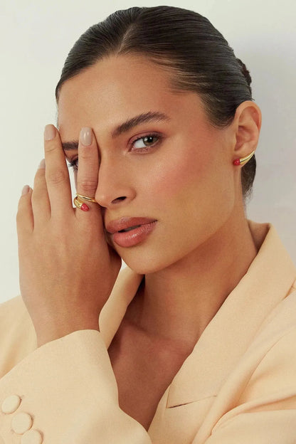 O Anel Momento com Feldspato Vermelho em Banho de Ouro 18K é uma joia de impacto. O tom vibrante e a energia do Feldspato Vermelho Cabochão são enaltecidos pelo Banho de Ouro, ideal para quem busca luxo com atitude.