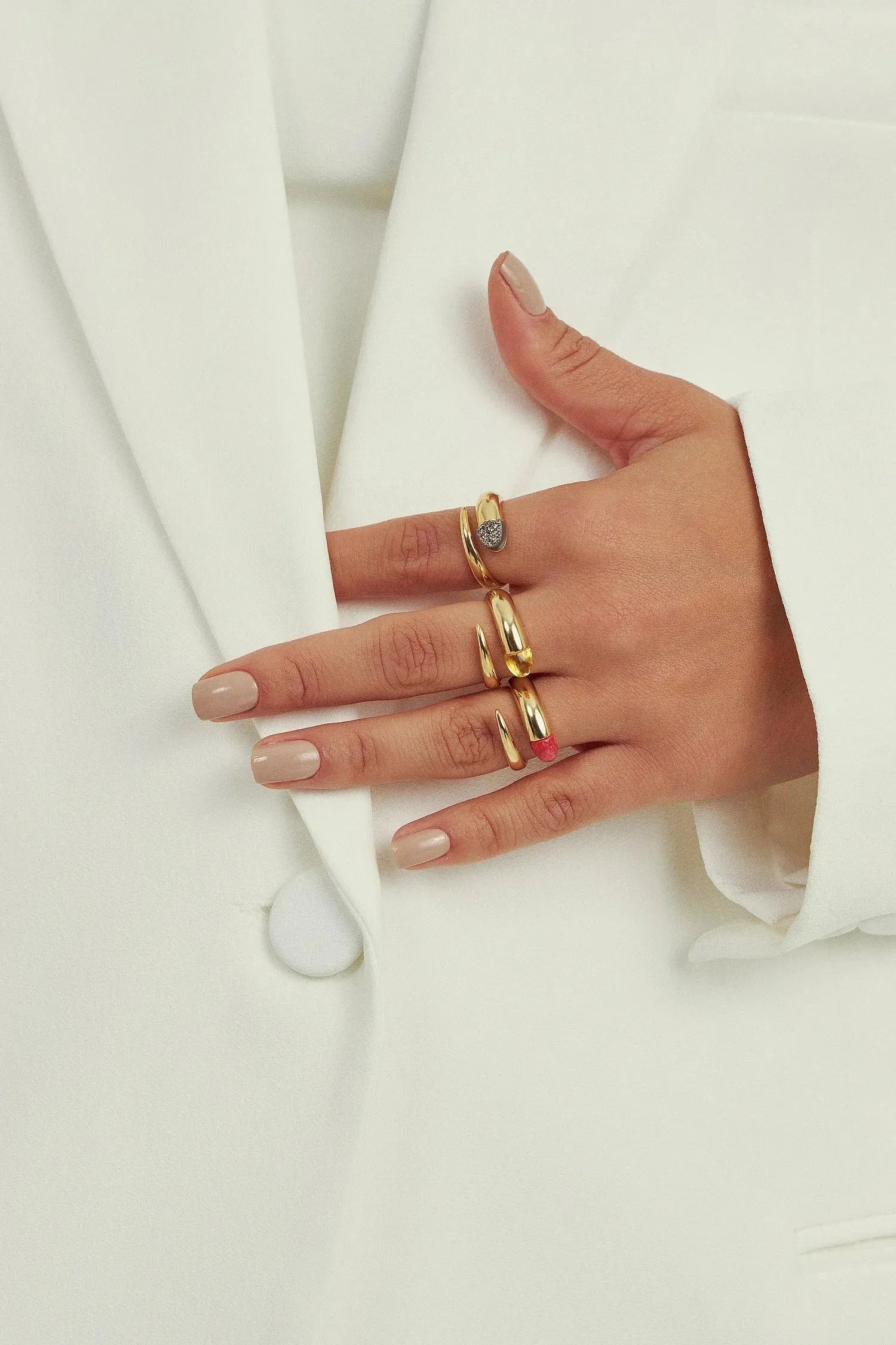 O Anel Momento com Feldspato Vermelho em Banho de Ouro 18K é uma joia de impacto. O tom vibrante e a energia do Feldspato Vermelho Cabochão são enaltecidos pelo Banho de Ouro, ideal para quem busca luxo com atitude.