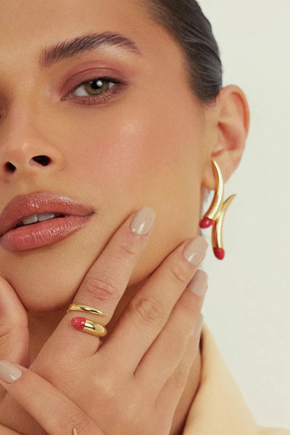 O Anel Momento com Feldspato Vermelho em Banho de Ouro 18K é uma joia de impacto. O tom vibrante e a energia do Feldspato Vermelho Cabochão são enaltecidos pelo Banho de Ouro, ideal para quem busca luxo com atitude.