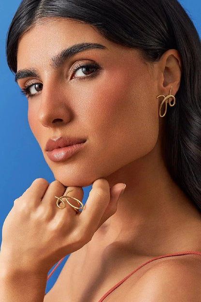 O Anel Rabiscos em Banho de Ouro 18K traduz a magia do risco que se arrisca a ser algo, com formas orgânicas e minimalistas. Este anel celebra a beleza do gesto livre e expressivo, sendo uma peça discreta, mas que carrega movimento e significado. É a essência da Coleção Entre o Traço e a Forma no seu dedo.