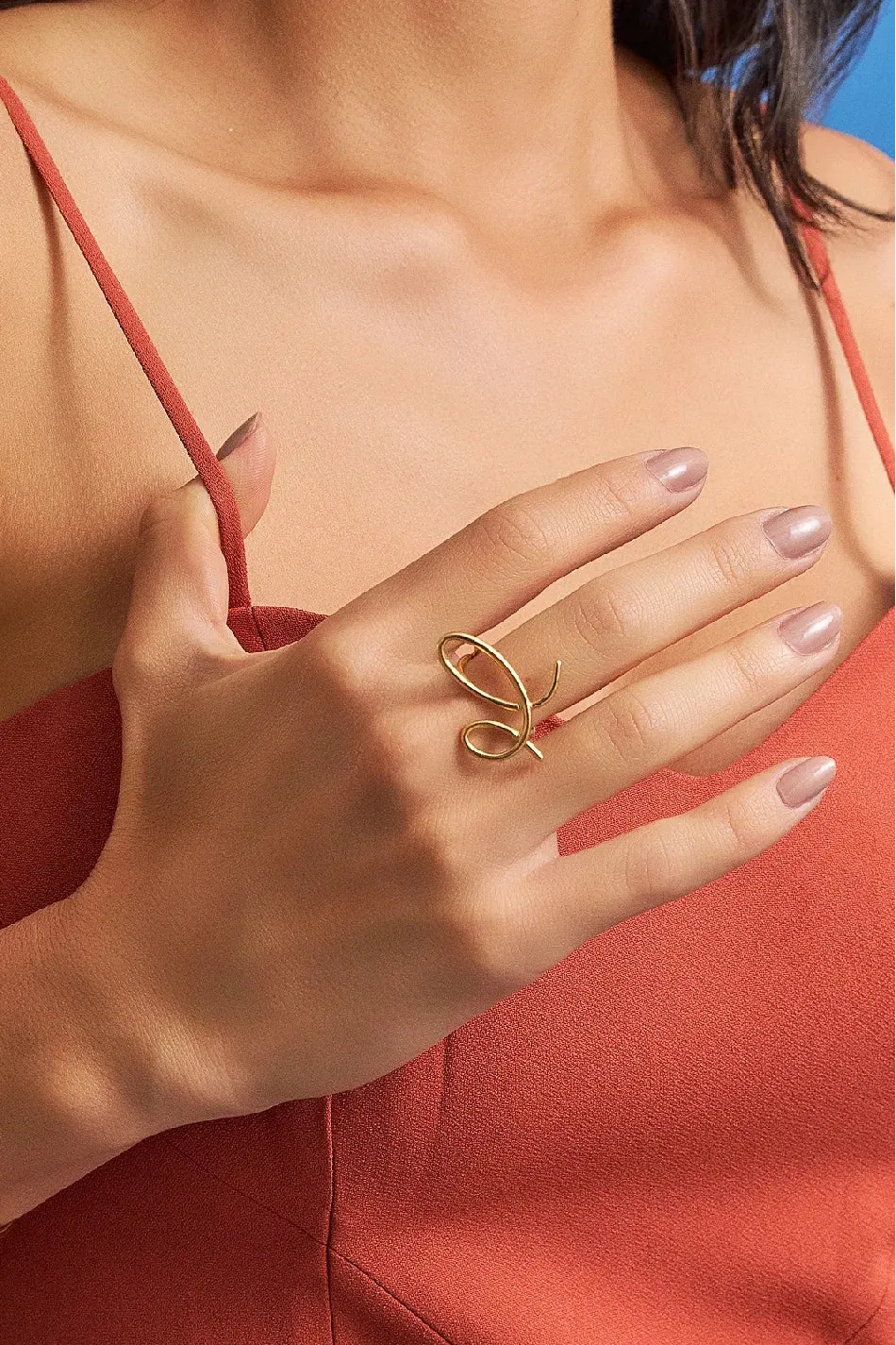 O Anel Rabiscos em Banho de Ouro 18K traduz a magia do risco que se arrisca a ser algo, com formas orgânicas e minimalistas. Este anel celebra a beleza do gesto livre e expressivo, sendo uma peça discreta, mas que carrega movimento e significado. É a essência da Coleção Entre o Traço e a Forma no seu dedo.