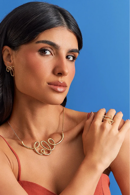 O Anel Rabiscos em Banho de Ouro 18K traduz a magia do risco que se arrisca a ser algo, com formas orgânicas e minimalistas. Este anel celebra a beleza do gesto livre e expressivo, sendo uma peça discreta, mas que carrega movimento e significado. É a essência da Coleção Entre o Traço e a Forma no seu dedo.