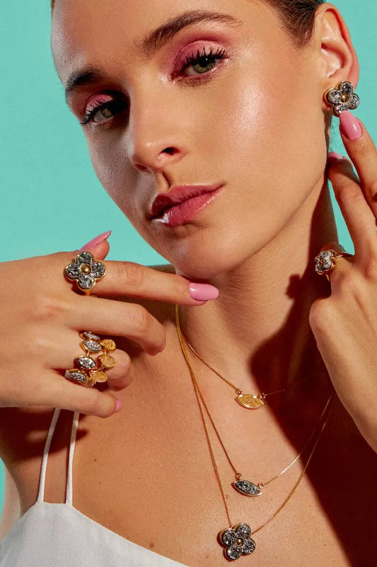 Este anel de design marcante é em Banho de Ouro 18K e apresenta Drusa Platina, que evoca uma sensação de paz e luz. Uma peça atemporal que reflete a sua essência.