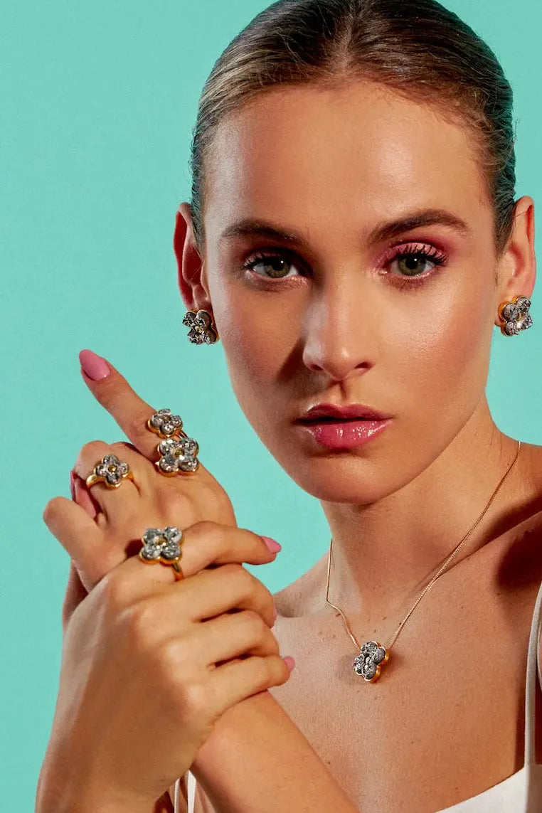 Este anel de design marcante é em Banho de Ouro 18K e apresenta Drusa Platina, que evoca uma sensação de paz e luz. Uma peça atemporal que reflete a sua essência.