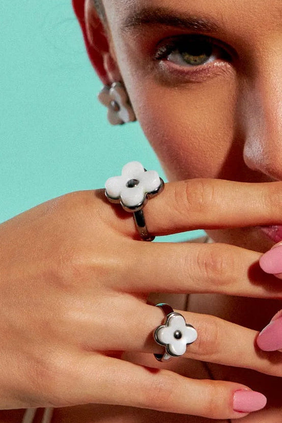 Este anel de design marcante é em Banho de Ródio Negro e apresenta Porcelana Branca, uma peça atemporal que oferece um contraste elegante e sofisticado.