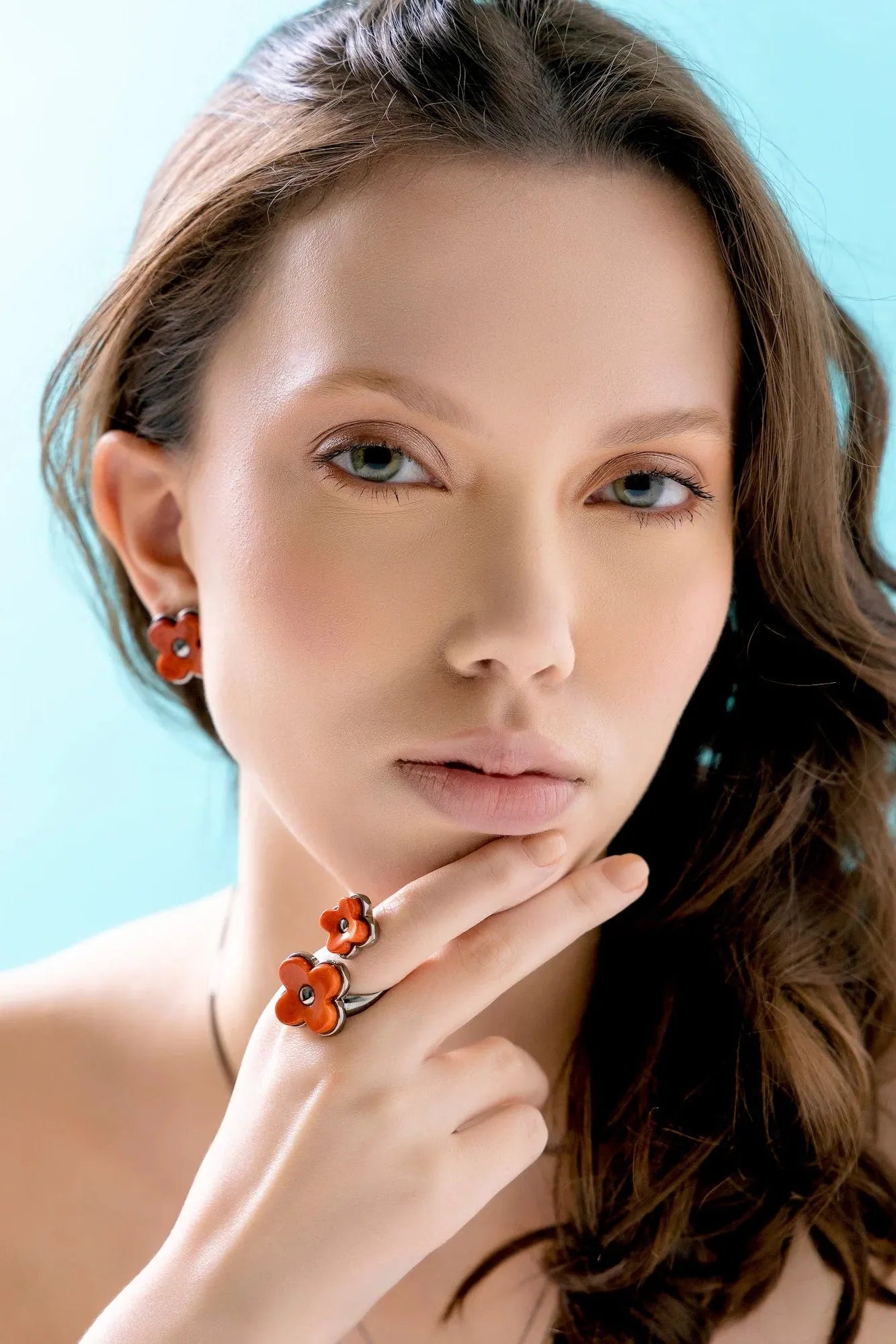 Este anel de design marcante é em Banho de Ródio Negro e apresenta Feldspato Laranja, uma pedra natural de tonalidade quente. O contraste da cor vibrante da pedra com o banho escuro cria um visual moderno, sofisticado e de grande presença.