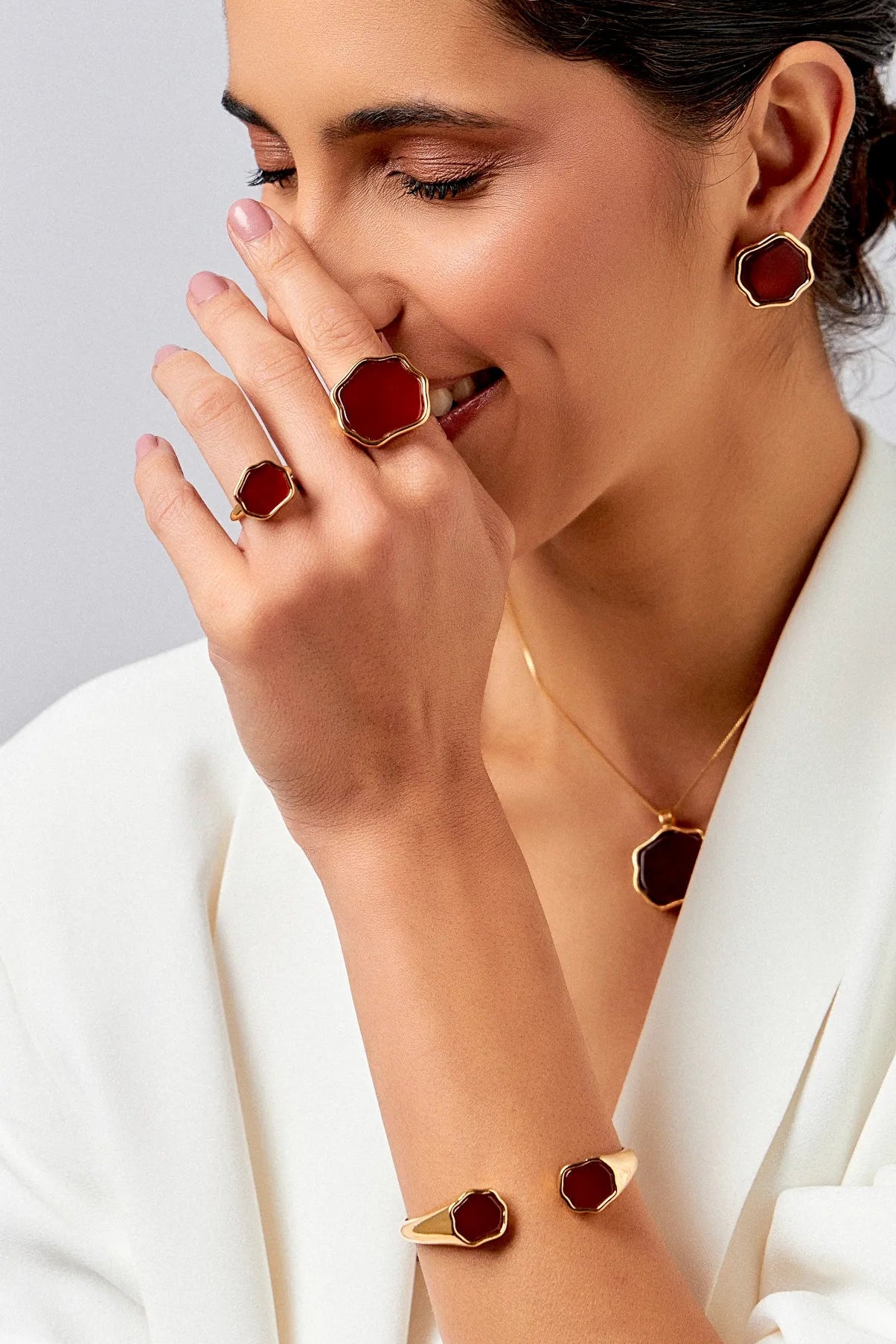 O Anel Sita, da Coleção Anthera, é uma homenagem à deusa hindu Sita, associada à fertilidade e à renovação. A coleção celebra o florescer, sendo inspirada no significado de Anthera, que é "Flor" em grego antigo.