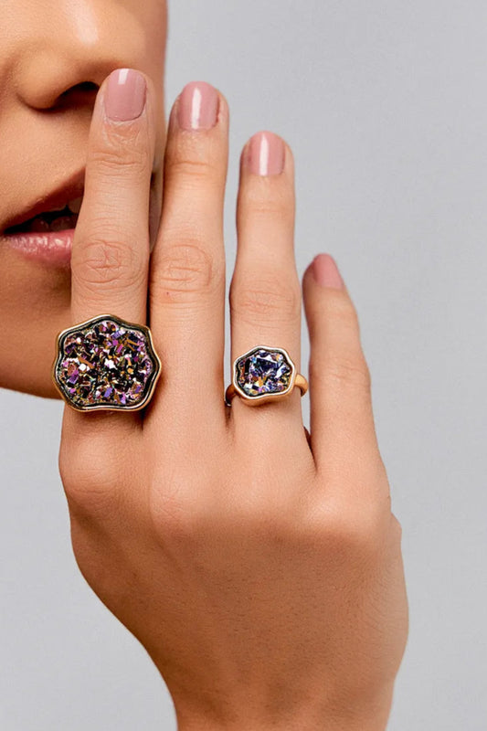 Use esta joia escultural com Drusa Multicolorida em Banho de Ouro 18K para atrair paz, tranquilidade e harmonia para o seu dia a dia.