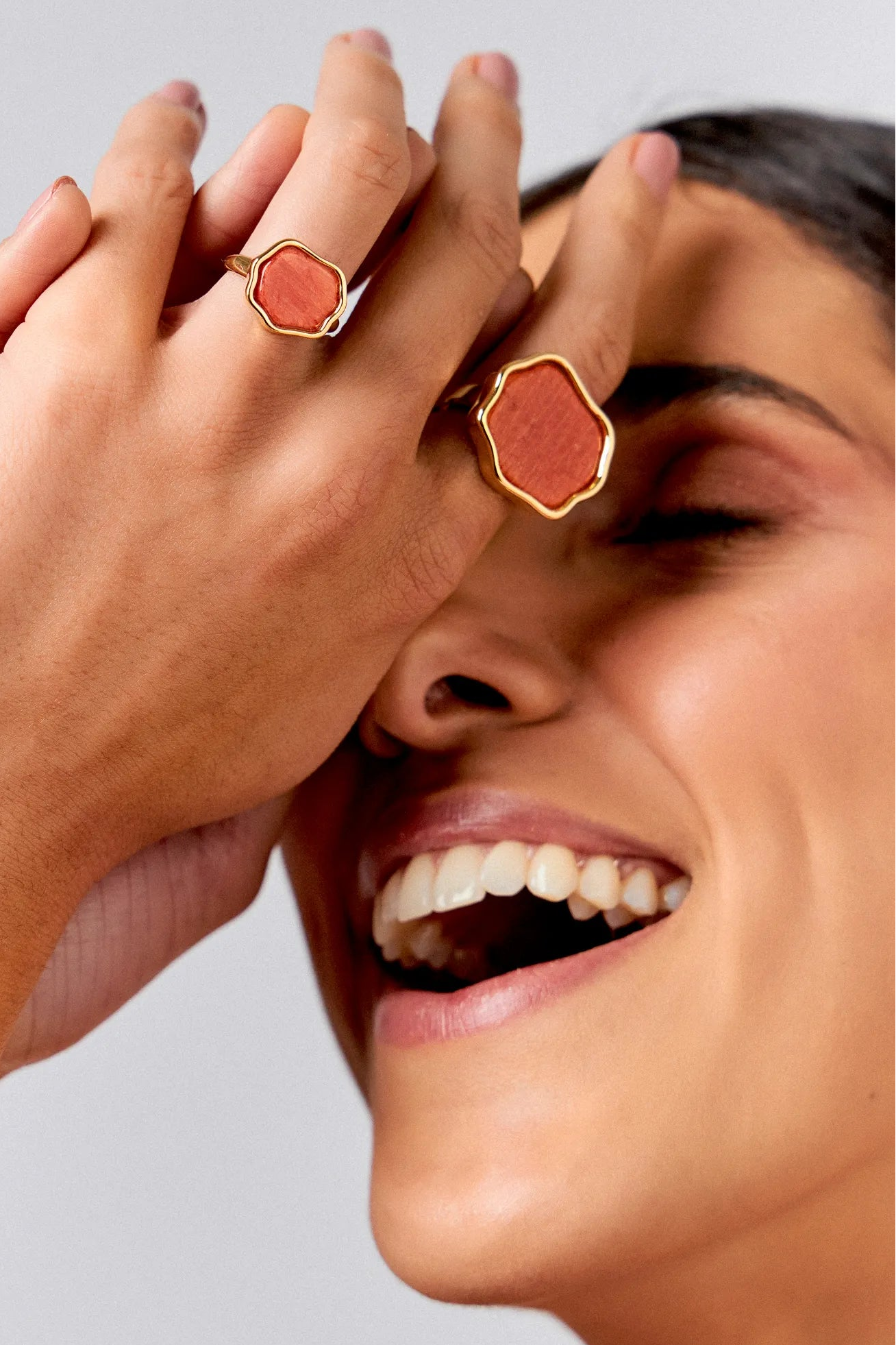 se esta joia escultural com Feldspato Laranja em Banho de Ouro 18K para promover criatividade e simbolizar a abundância da primavera em seu dia a dia.