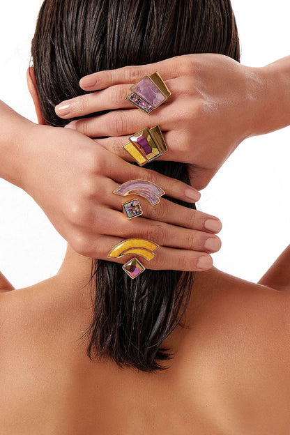 O Anel Strelitzia em Banho Ouro 18K é um verdadeiro raio de sol, unindo o Feldspato Amarelo e o Cristal Multicolorido para promover alegria, otimismo e amplificação de energia. Esta joia exuberante reflete a beleza tropical e irradia um alto astral contagiante.