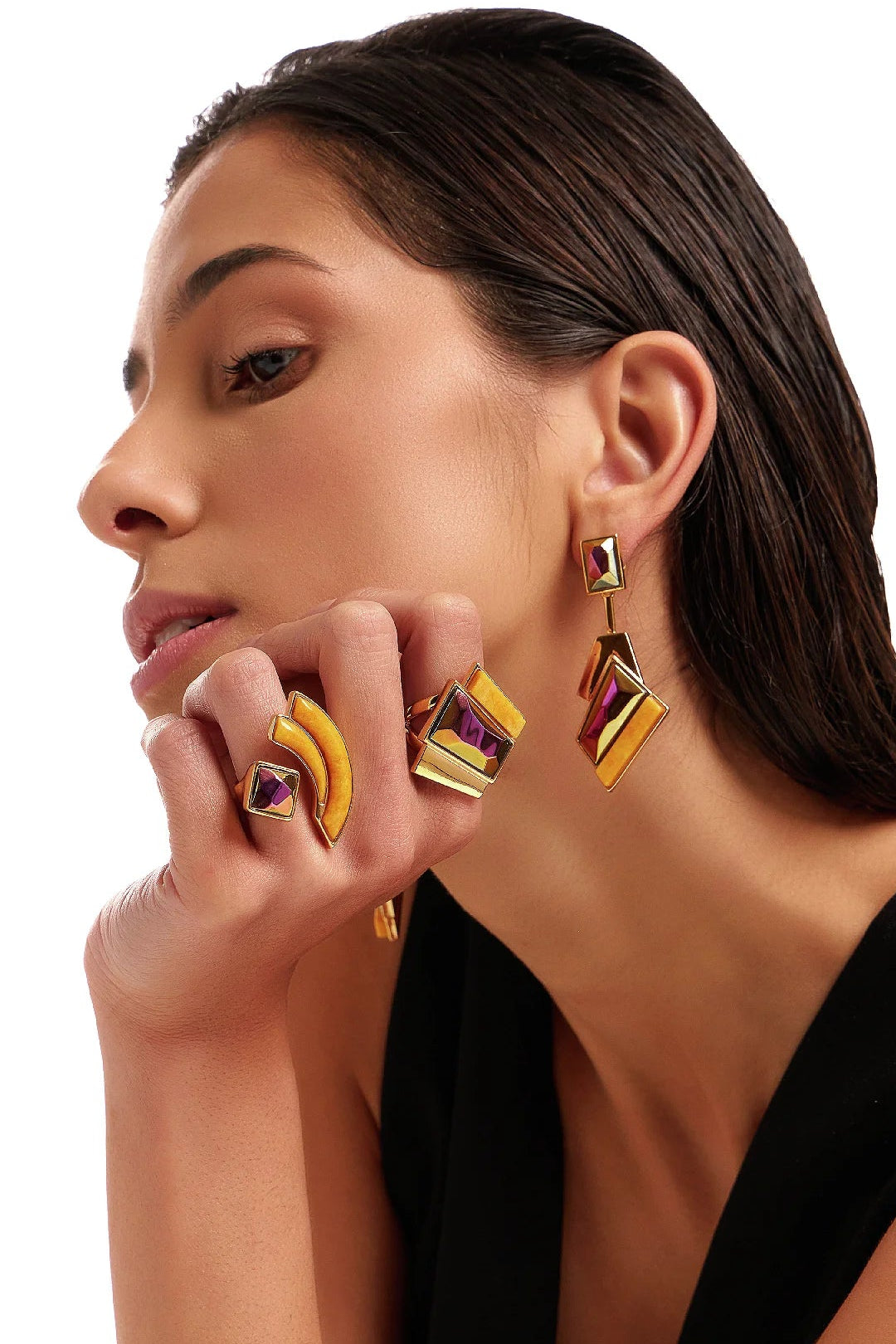 O Anel Strelitzia em Banho Ouro 18K é um verdadeiro raio de sol, unindo o Feldspato Amarelo e o Cristal Multicolorido para promover alegria, otimismo e amplificação de energia. Esta joia exuberante reflete a beleza tropical e irradia um alto astral contagiante.