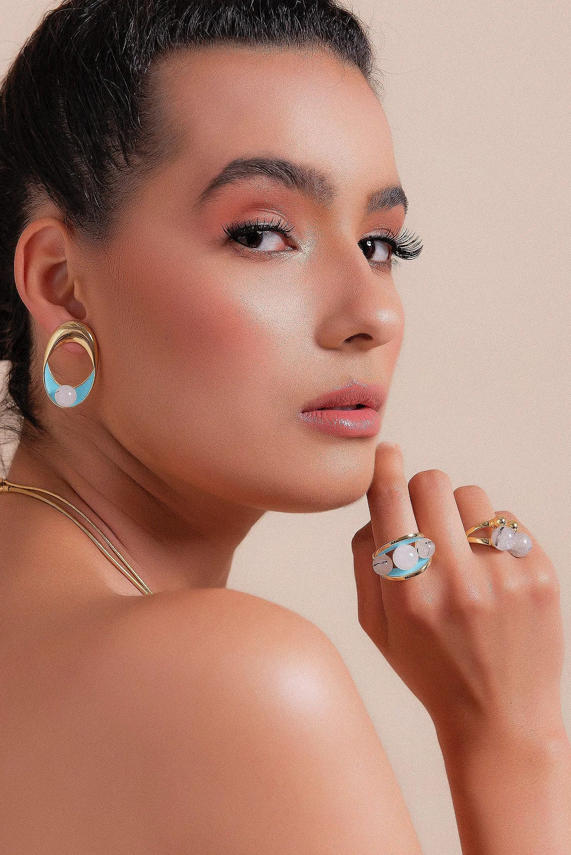 Anel Sublime em Esmaltado Azul Céu e Quartzo Grafite, com Banho de Ouro 18K