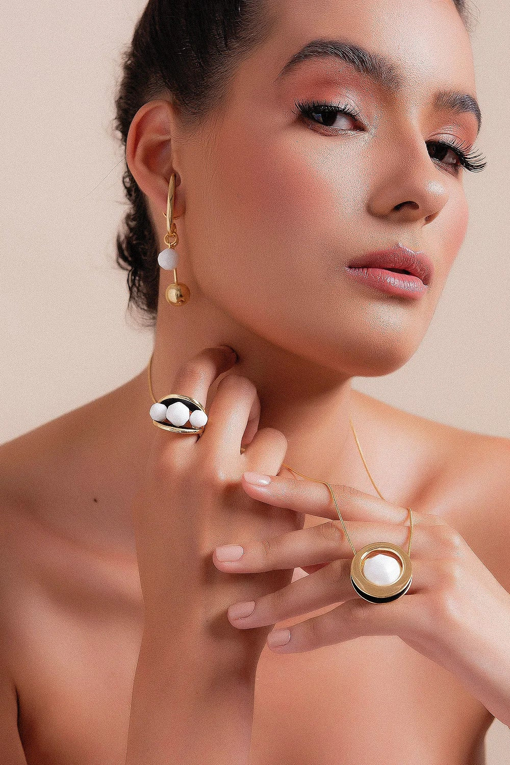 O Anel Sublime em Esmaltado Preto e Porcelana, com Banho de Ouro 18K, é uma peça clássica e atemporal. A Porcelana de cor clara harmoniza-se com o esmalte preto, criando um contraste elegante e marcante com o brilho do ouro.