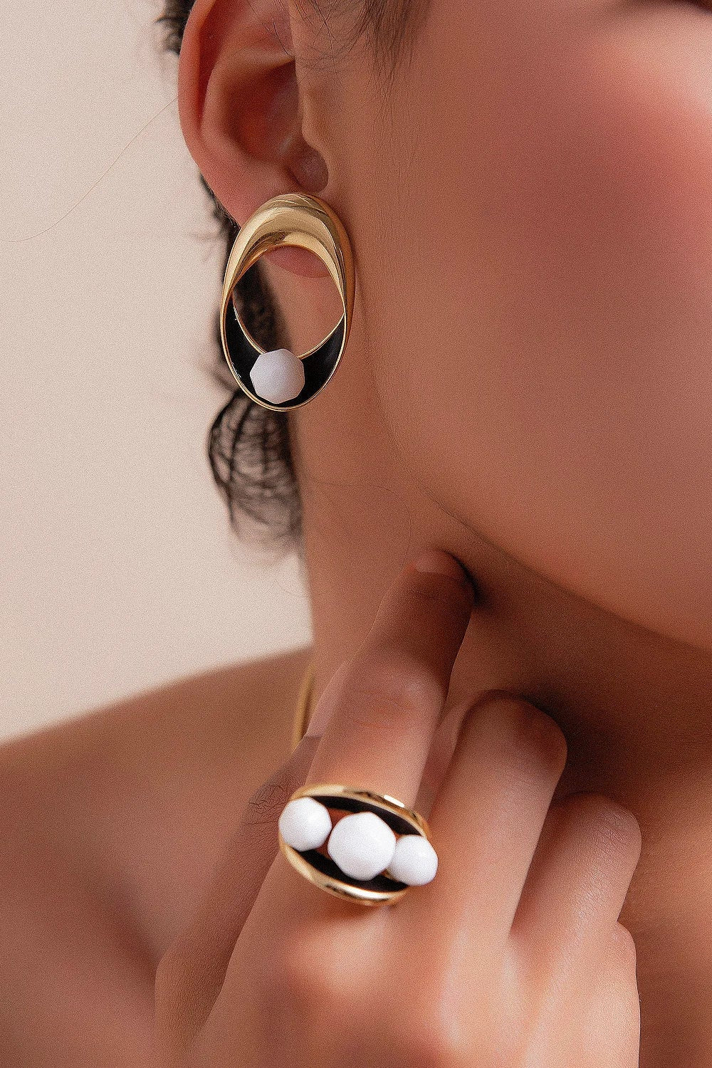 O Anel Sublime em Esmaltado Preto e Porcelana, com Banho de Ouro 18K, é uma peça clássica e atemporal. A Porcelana de cor clara harmoniza-se com o esmalte preto, criando um contraste elegante e marcante com o brilho do ouro.