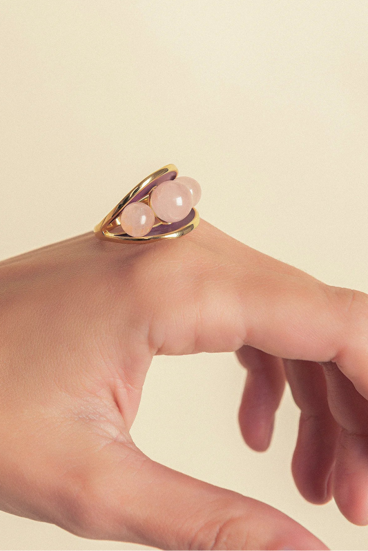 O Anel Sublime em Esmaltado Vinho e Quartzo Rosa, com Banho de Ouro 18K, é uma peça sofisticada e cheia de personalidade. O Quartzo Rosa Liso harmoniza-se com o esmalte em tom vinho, criando um contraste elegante com o brilho do ouro.