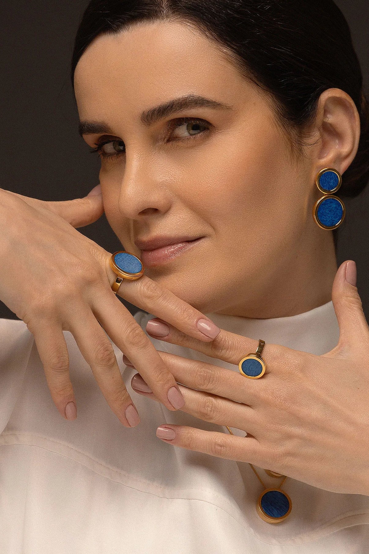 O Anel Único - Feldspato Azul Anil faz parte da Coleção Singular, que destaca a exclusividade e o valor individual de cada mulher. O Feldspato Azul Anil é uma pedra que favorece a intuição, a autoconfiança e a clareza mental. Com um design imponente e banhado a Ouro 18K, esta joia transforma a simplicidade em uma peça magnífica, perfeita para quem deseja expressar sua força com elegância e serenidade.
