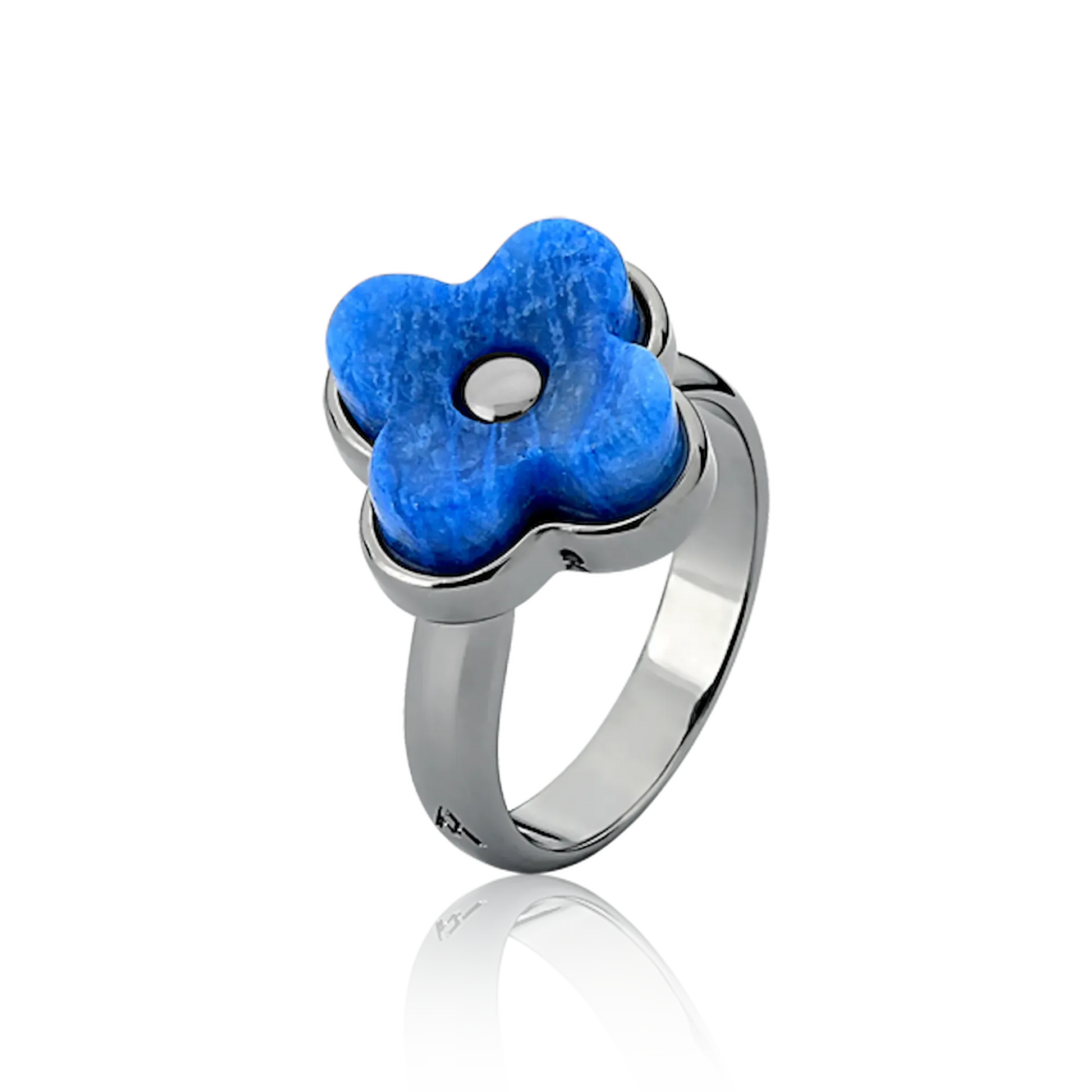 O Anel Afeto com Feldspato Azul Anil em Banho de Ródio Negro é a joia ideal para quem busca estilo e sofisticação. O tom profundo da pedra natural cria um visual moderno e elegante com o banho escuro.
