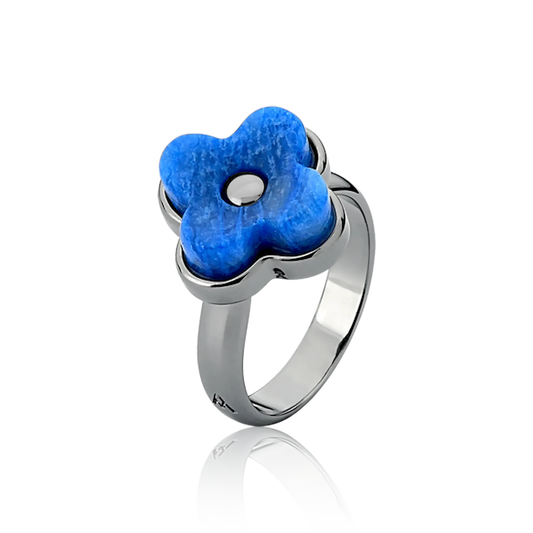 O Anel Afeto com Feldspato Azul Anil em Banho de Ródio Negro é a joia ideal para quem busca estilo e sofisticação. O tom profundo da pedra natural cria um visual moderno e elegante com o banho escuro.