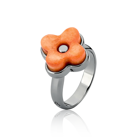 O Anel Afeto com Feldspato Laranja em Banho de Ródio Negro é a joia ideal para quem busca estilo e sofisticação. O tom vibrante da pedra natural cria um contraste moderno e elegante com o banho escuro.