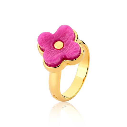 O Anel Afeto com Feldspato Rosa Pink em Banho de Ouro 18K é a joia ideal para quem busca estilo e sofisticação. A cor vibrante da pedra natural cria um visual luxuoso e atemporal em contraste com o banho dourado.