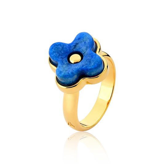 O Anel Afeto com Feldspato Azul Anil em Banho de Ouro 18K é a joia ideal para quem busca estilo e sofisticação. O tom profundo da pedra natural cria um visual luxuoso e elegante em contraste com o banho dourado.