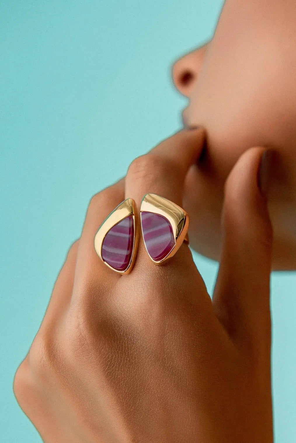 O Anel Ailes com Ágata Rosa Pink Listrada em Banho de Ouro 18K é uma joia escultural que remete às asas da borboleta. A padronagem única da pedra natural, combinada ao banho dourado, confere um visual vibrante, luxuoso e de grande sofisticação.