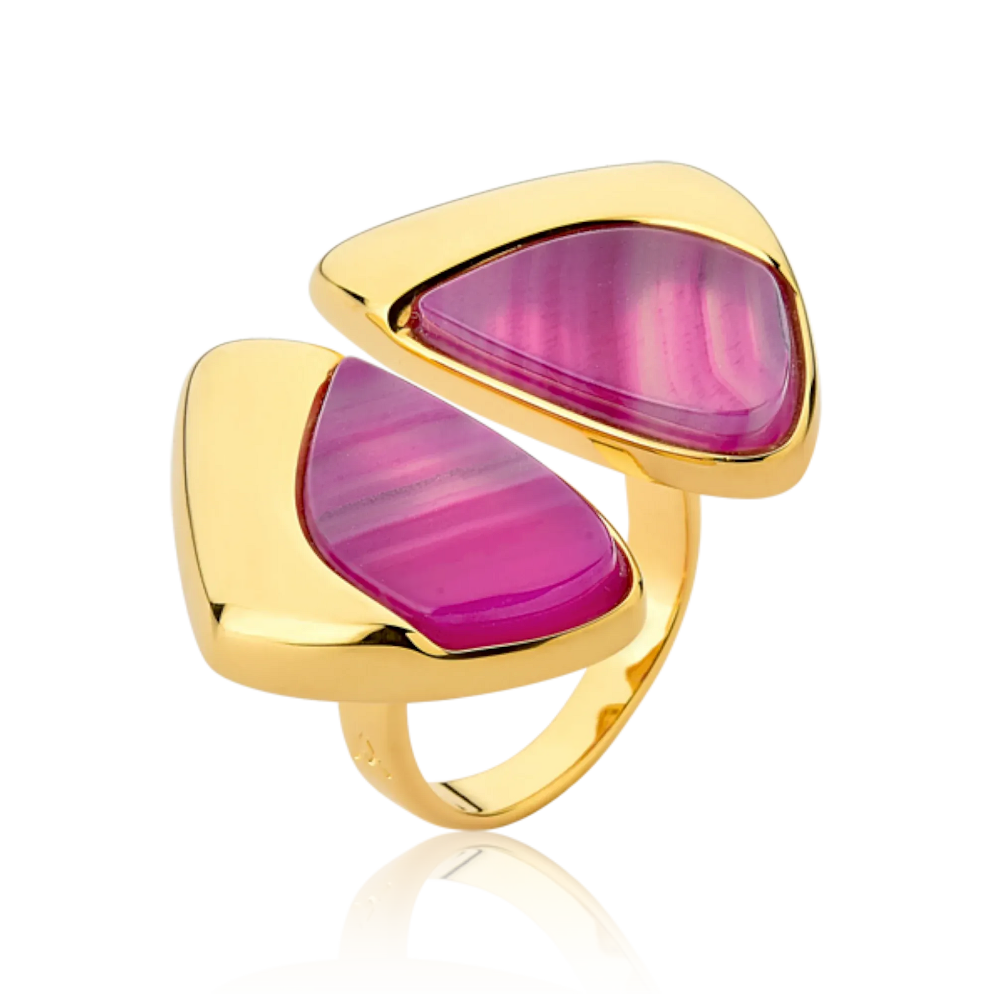 O Anel Ailes com Ágata Rosa Pink Listrada em Banho de Ouro 18K é uma joia escultural que remete às asas da borboleta. A padronagem única da pedra natural, combinada ao banho dourado, confere um visual vibrante, luxuoso e de grande sofisticação.