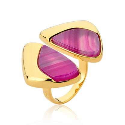 O Anel Ailes com Ágata Rosa Pink Listrada em Banho de Ouro 18K é uma joia escultural que remete às asas da borboleta. A padronagem única da pedra natural, combinada ao banho dourado, confere um visual vibrante, luxuoso e de grande sofisticação.