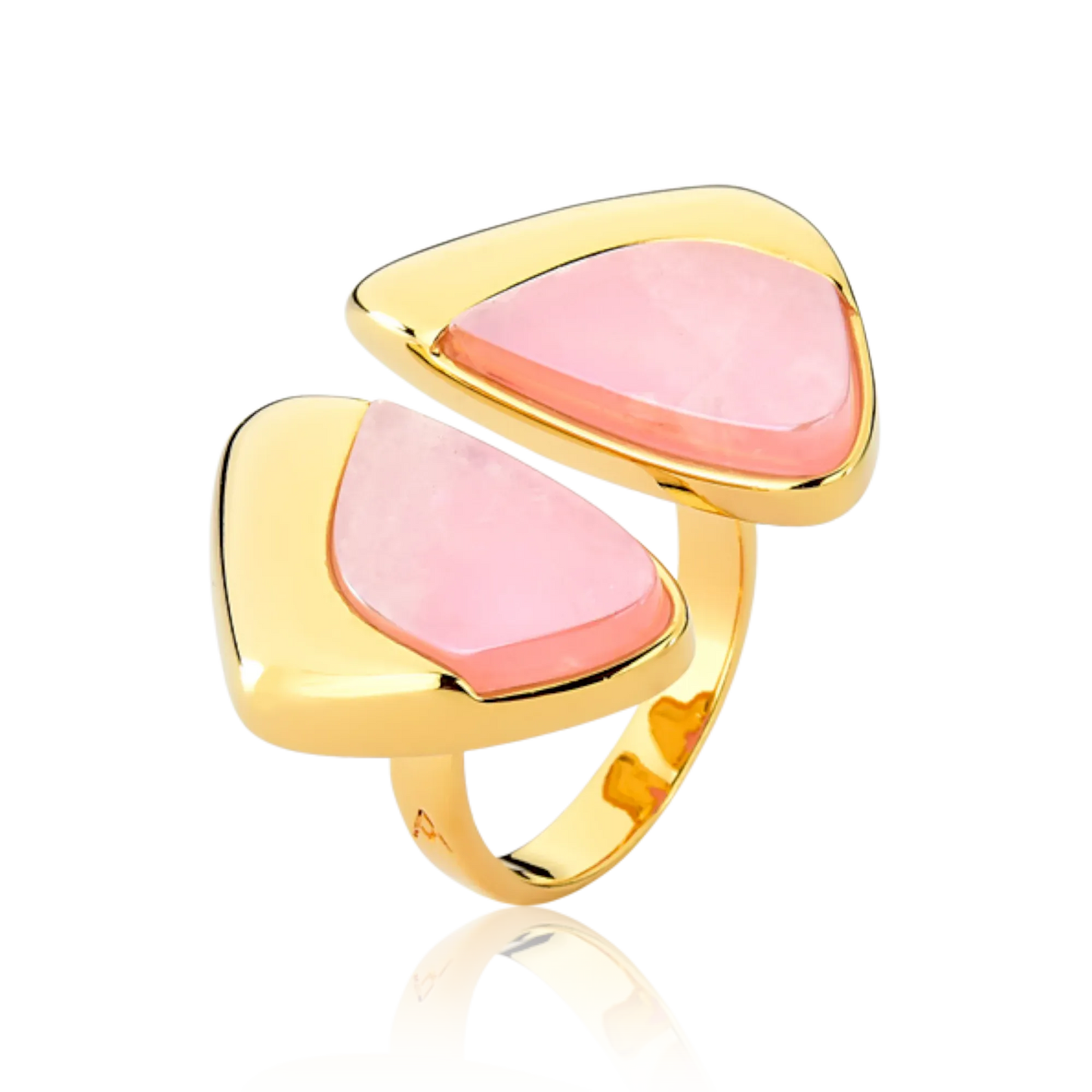 O Anel Ailes com Quartzo Rosa em Banho de Ouro 18K é uma joia escultural que remete às asas da borboleta. A delicadeza da cor da pedra natural, combinada ao banho dourado, confere um visual suave, luxuoso e de grande sofisticação.