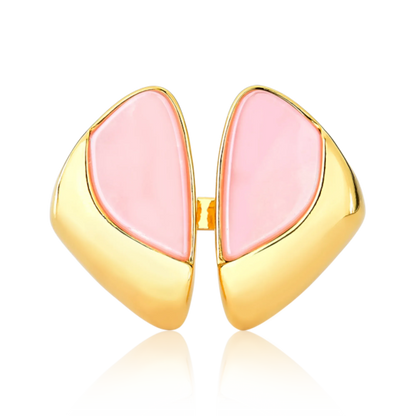 O Anel Ailes com Quartzo Rosa em Banho de Ouro 18K é uma joia escultural que remete às asas da borboleta. A delicadeza da cor da pedra natural, combinada ao banho dourado, confere um visual suave, luxuoso e de grande sofisticação.