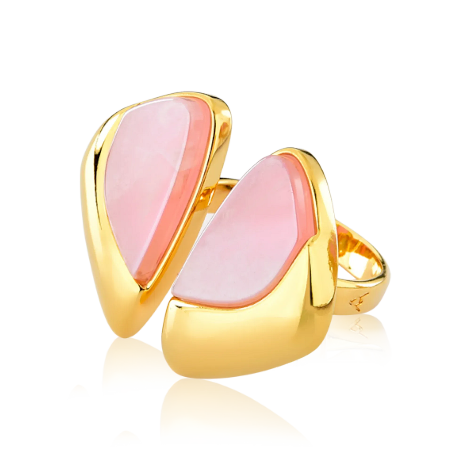 O Anel Ailes com Quartzo Rosa em Banho de Ouro 18K é uma joia escultural que remete às asas da borboleta. A delicadeza da cor da pedra natural, combinada ao banho dourado, confere um visual suave, luxuoso e de grande sofisticação.