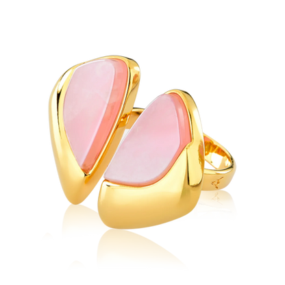 O Anel Ailes com Quartzo Rosa em Banho de Ouro 18K é uma joia escultural que remete às asas da borboleta. A delicadeza da cor da pedra natural, combinada ao banho dourado, confere um visual suave, luxuoso e de grande sofisticação.