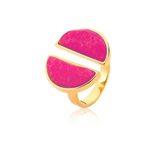 Use o Anel Arco para irradiar a luz da autoestima. A joia traz a essência do Feldspato Rosa Pink, com seu tom suave e elegante, em um sofisticado Banho de Ouro 18K.