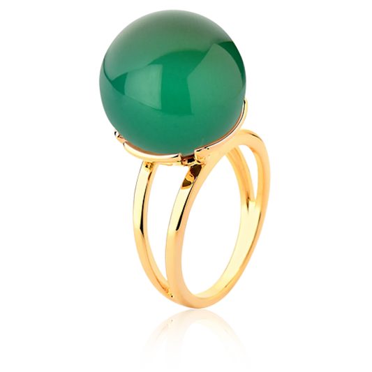 O Anel Ball com Ágata Verde em Banho de Ouro 18K é uma joia statement. O tom vibrante e profundo da Ágata Verde, em lapidação cabochão, é realçado pelo brilho luxuoso do ouro, criando uma joia com grande presença e sofisticação.