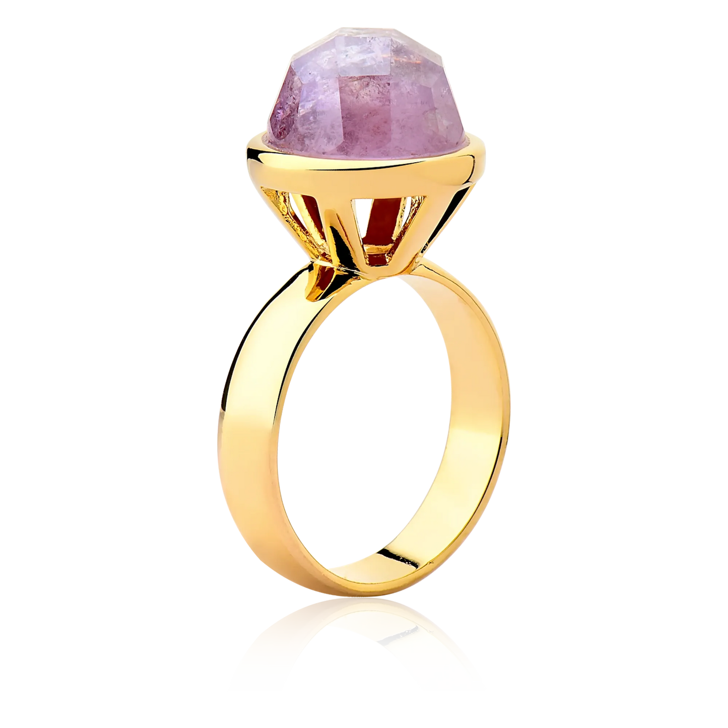O Anel Classic Ametista remete a um solitário onde a pedra facetada é o destaque principal. Representa a sabedoria e a espiritualidade, unindo o tom roxo intenso da Ametista com o sofisticado Banho de Ouro 18K.