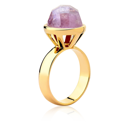 O Anel Classic Ametista remete a um solitário onde a pedra facetada é o destaque principal. Representa a sabedoria e a espiritualidade, unindo o tom roxo intenso da Ametista com o sofisticado Banho de Ouro 18K.