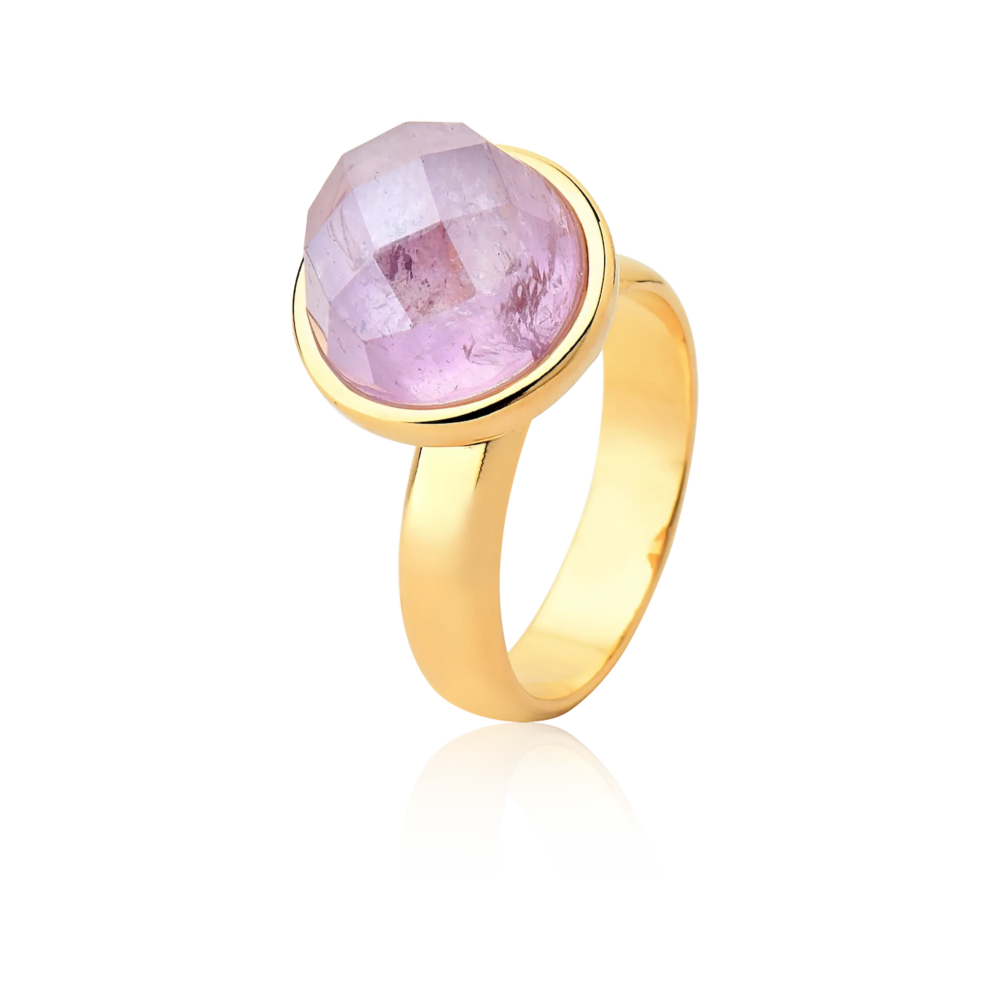 O Anel Classic Ametista remete a um solitário onde a pedra facetada é o destaque principal. Representa a sabedoria e a espiritualidade, unindo o tom roxo intenso da Ametista com o sofisticado Banho de Ouro 18K.