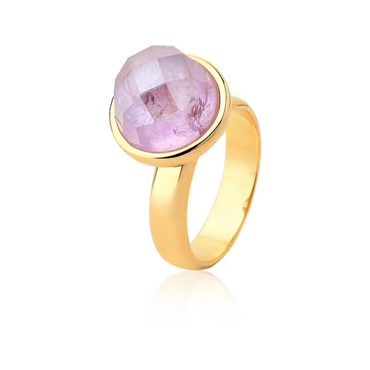 O Anel Classic Ametista remete a um solitário onde a pedra facetada é o destaque principal. Representa a sabedoria e a espiritualidade, unindo o tom roxo intenso da Ametista com o sofisticado Banho de Ouro 18K.