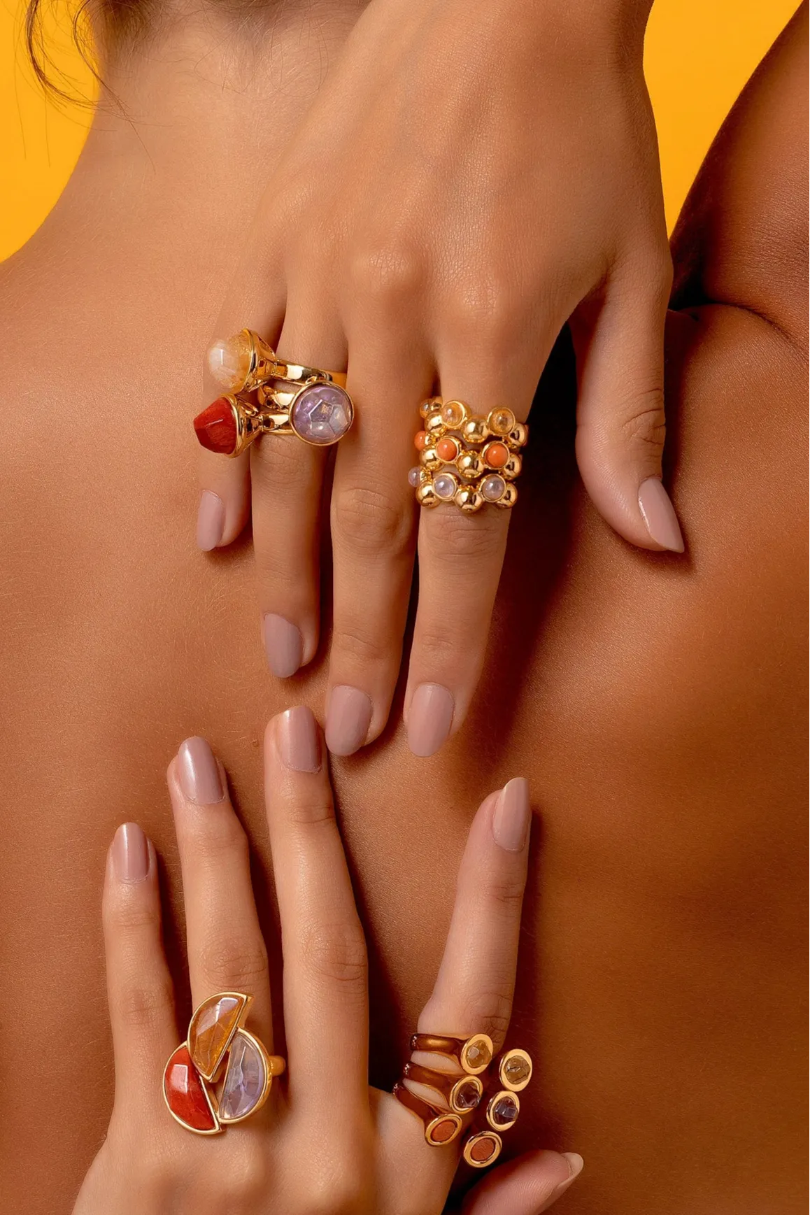 O Anel Classic Ametista remete a um solitário onde a pedra facetada é o destaque principal. Representa a sabedoria e a espiritualidade, unindo o tom roxo intenso da Ametista com o sofisticado Banho de Ouro 18K.