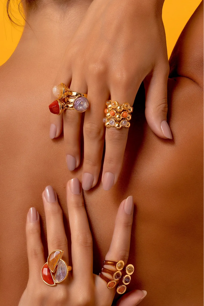 O Anel Classic Ametista remete a um solitário onde a pedra facetada é o destaque principal. Representa a sabedoria e a espiritualidade, unindo o tom roxo intenso da Ametista com o sofisticado Banho de Ouro 18K.