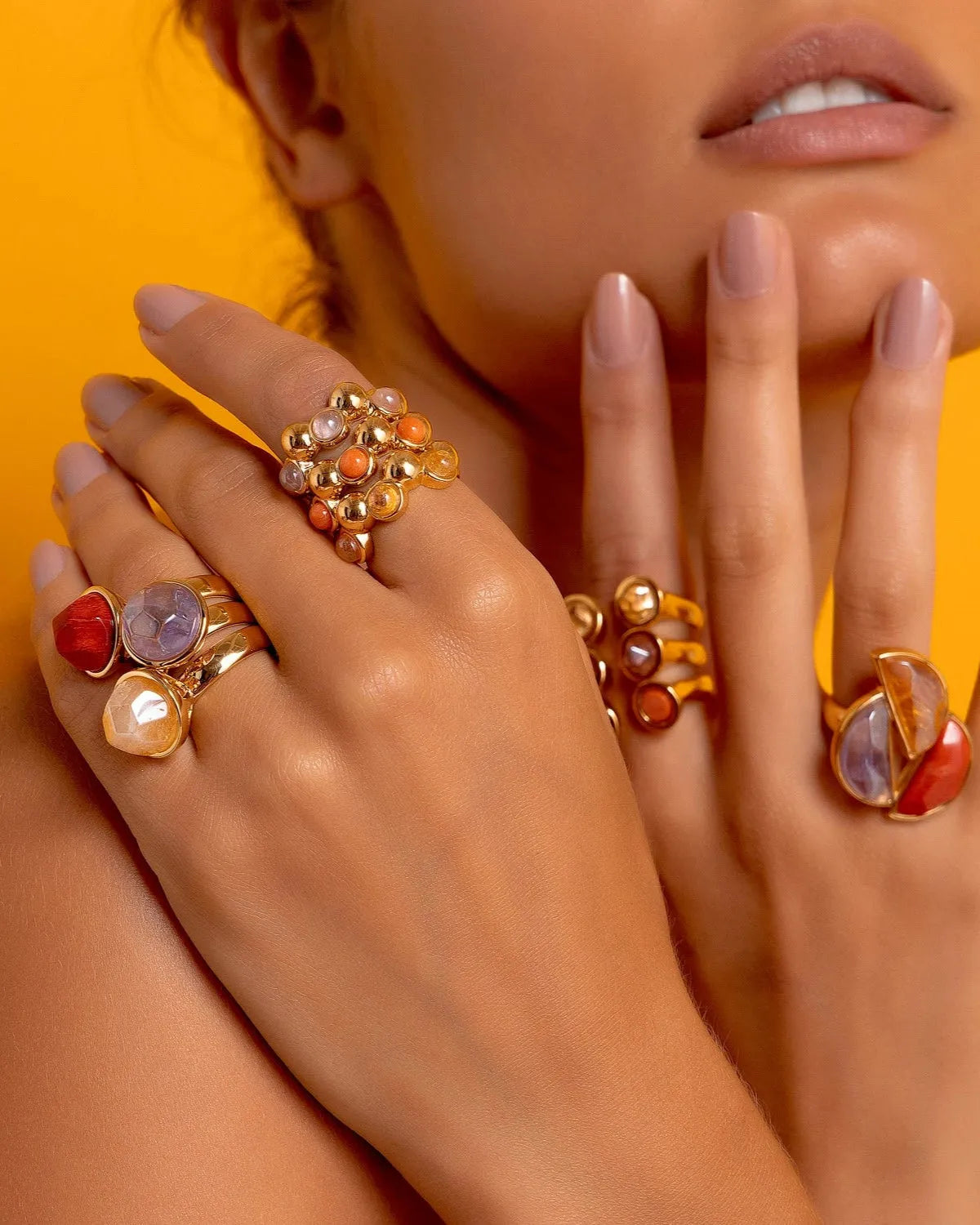 O Anel Classic Ametista remete a um solitário onde a pedra facetada é o destaque principal. Representa a sabedoria e a espiritualidade, unindo o tom roxo intenso da Ametista com o sofisticado Banho de Ouro 18K.