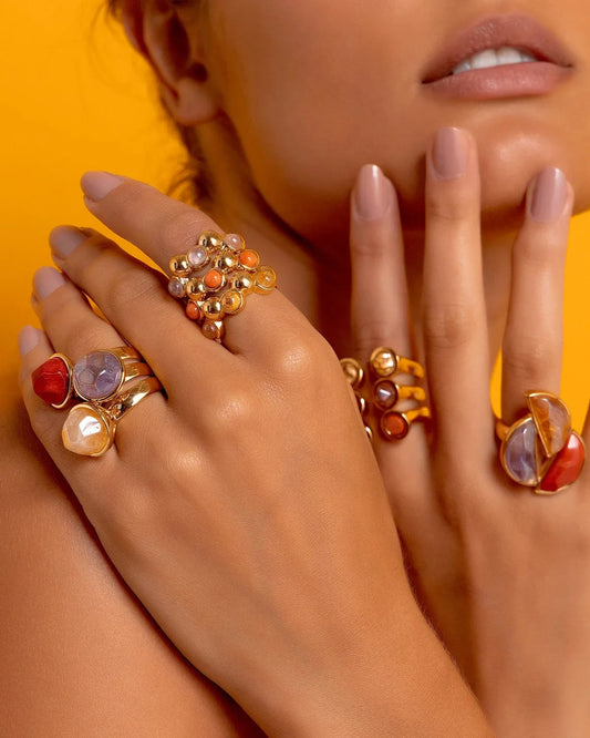 O Anel Classic Ametista remete a um solitário onde a pedra facetada é o destaque principal. Representa a sabedoria e a espiritualidade, unindo o tom roxo intenso da Ametista com o sofisticado Banho de Ouro 18K.