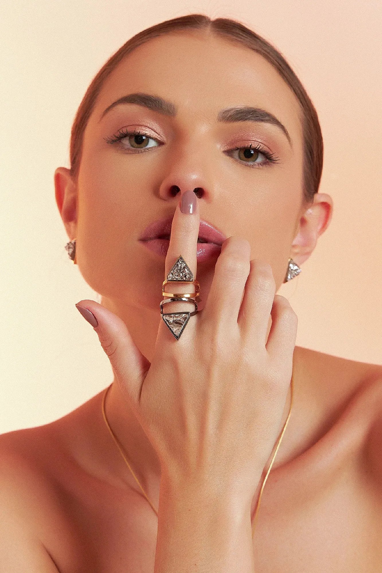 O Anel Dynamís com Drusa Platina tem um belo Banho de Ródio Negro. A Drusa Platina, com seu brilho metálico e intenso, contrasta perfeitamente com o acabamento escuro do ródio, destacando a lapidação única da Drusa e o design geométrico e moderno do anel.