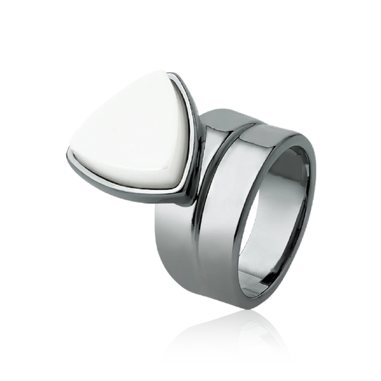 Use o Anel Equilíbrio com Porcelana Branca em Banho de Ródio Negro para atrair serenidade e clareza. Uma peça que une a sofisticação de um design atemporal com a pureza da pedra, ideal para a mulher que busca harmonia em sua jornada.