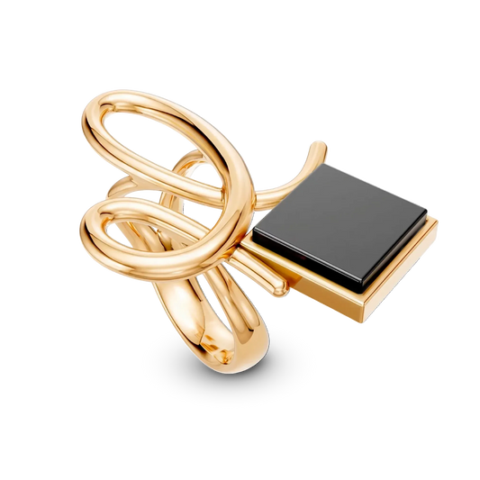 O Anel Esboço com Obsidiana Negra em Banho de Ouro 18K traduz a união entre linhas e formas, em um desenho limpo e simbólico. A pedra quadrada de Obsidiana Negra, que se equilibra de forma leve no traço orgânico da peça, simboliza força e proteção. Com linhas limpas e o poderoso contraste da Obsidiana, este anel garante um visual marcante, sendo ideal para quem aprecia joias que unem design orgânico e minimalista.